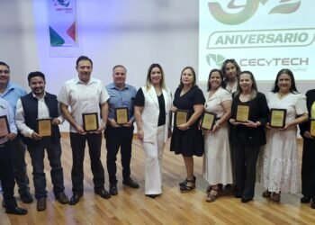 Celebra CECyTECH su 32 aniversario, reconocen a personal con 30 años de servicio