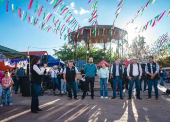 Acuden cientos al arranque del Bat Weekend en Santa Eulalia, disfrutaron de callejoneada y cueva de murciélagos