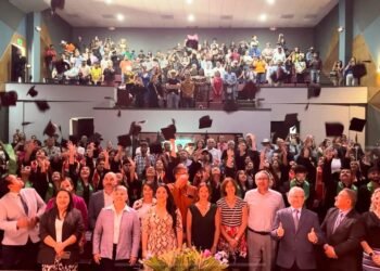 Egresan 58 nuevos profesionistas de la UTCH Unidad Ojinaga, entregan reconocimientos