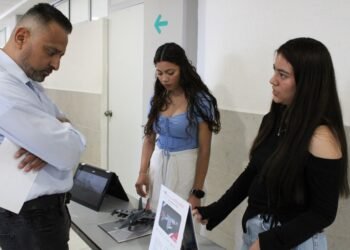 Practican estudiantes de la UT Paso del Norte clasificación arancelaría con vehículos a escala