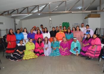 Reciben docentes de Educación Indígena de la sierra diplomado en Lengua Ralámuli