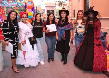Reconoce Myrna Monge la creatividad de los participantes en el concurso altares de muertos