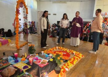 Tradición y creatividad en el Concurso de Altares de Muertos de la URN