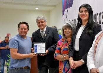 Reconocen a educandos del ICHEA y empresas comprometidas con la educación en Juárez
