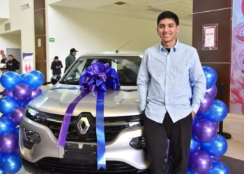 Entregan automóvil a alumno ganador de Generación de Excelencia 2025 en Ciudad Juárez