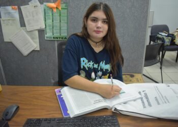 Joven migrante colombiana termina su primaria y secundaria en el ICHEA de Ciudad Juárez