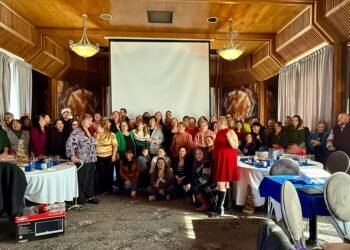 Lupita Borruel celebra posada navideña con promotoras de casas de enlace