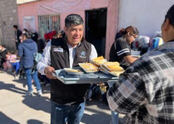 Regidor Adan Galicia recorre las colonias de Chihuahua celebrando posadas navideñas 