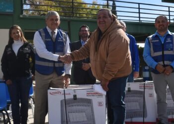 Entregan equipamiento y material escolar en la secundaria técnica 44 de Ciudad Juárez