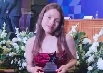 Obtiene alumna del Cobach Wendy Rebeca Lara premio estatal de la juventud