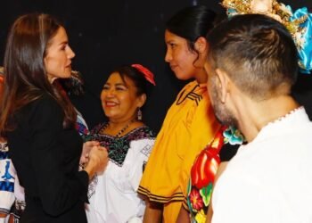Atleta rarámuri de Guachochi saluda a la reina de España en FITUR Madrid