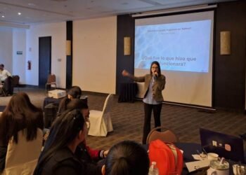 Capacitan a personal educativo en inteligencia artificial y proyectos comunitarios