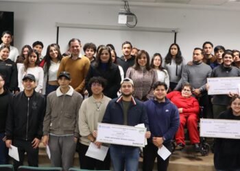 Entrega Gobierno del Estado 375 mil pesos en becas para estudiantes de la UT Parral
