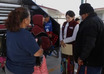 Diputada Jael Argüelles entrega 100 lentes a vecinos de la colonia Toribio Ortega