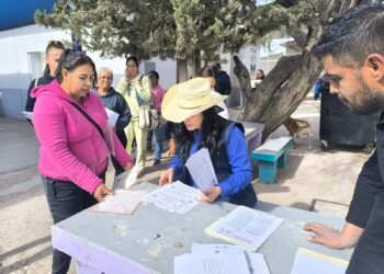 Regidora Myrna Monge participa en registro de aspirantes a beca de excelencia académica