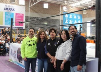Disfrutan de lucha libre en función para niños con cáncer