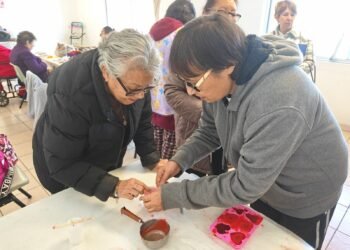 Arranca taller de elaboración de velas para la casa de los abuelos de Parral en beneficio propio