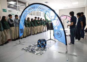 Visitan estudiantes de preparatoria instalaciones de la UTCH Sur para conocer oferta educativa