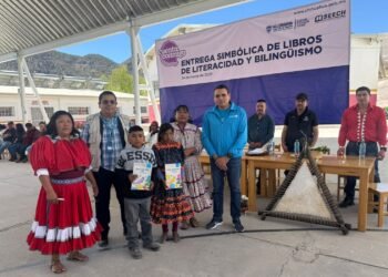 Entregan libros de literacidad y bilingüismo a estudiantes indígenas de Carichí