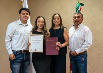 Egresada del Tecnológico de NCG recibe mención honorífica por destacado desempeño académico