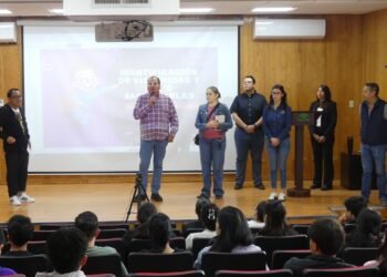 Participan 700 personas en taller para madres y padres de familia en planteles del Conalep