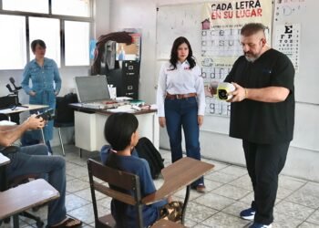 Diputada Jael Argüelles Díaz entrega lentes a la niñez juarense para mejora de desempeño escolar