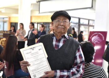 A los 94 años de edad concluye José Encarnación su educación primaria en el Ichea