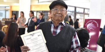 A los 94 años de edad concluye José Encarnación su educación primaria en el Ichea