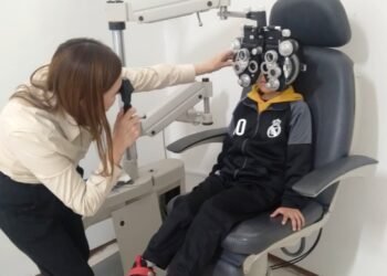 Entregan más de 8 mil lentes gratuitos a estudiantes de educación básica