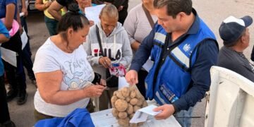 Regidores del PAN y PRD entregan papa y otros apoyos a habitantes de 12 colonias de la ciudad