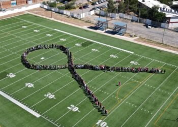 Agradecen vecinos de Tabalaopa al Municipio remodelación de campo de futbol del CETIS 86