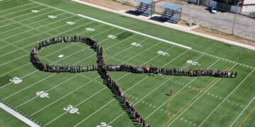 Agradecen vecinos de Tabalaopa al Municipio remodelación de campo de futbol del CETIS 86