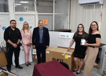 Entrega SEyD equipamiento a preparatorias que atienden a estudiantes con discapacidad
