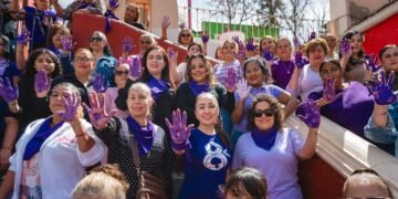 Empleadas municipales de Aquiles Serdán plasman sus huellas en mural por el Día de la Mujer