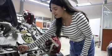 Lanza Universidad Politécnica de Chihuahua curso de mecánica básica para mujeres