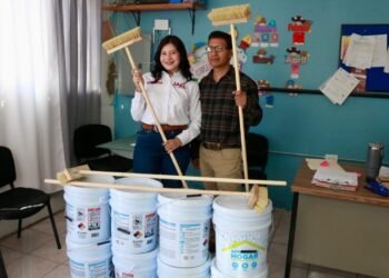 Entrega diputada Jael Argüelles botes de impermeabilizante a primaria Juan Álvarez de Juárez