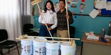 Entrega diputada Jael Argüelles botes de impermeabilizante a primaria Juan Álvarez de Juárez