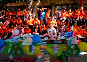 Presentan estudiantes de primaria mil cuentos en kermés literaria para promover la lectura