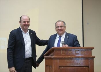 Rector de la UNAB imparte conferencia magistral en la UACH y fortalece la cooperación académica