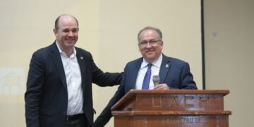 Rector de la UNAB imparte conferencia magistral en la UACH y fortalece la cooperación académica