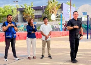 Se reúnen Isela Martínez y el comisario Julio Salas con vecinos de la colonia Campesina