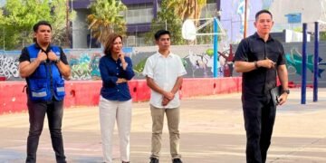 Se reúnen Isela Martínez y el comisario Julio Salas con vecinos de la colonia Campesina