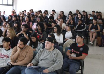 Preparan a estudiantes de la UT Paso del Norte para iniciar sus estadías con plática