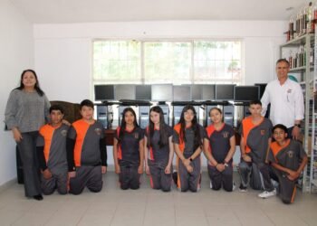 Beneficia ITNCG a más de 800 estudiantes de secundaria con donación de computadoras