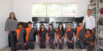 Beneficia ITNCG a más de 800 estudiantes de secundaria con donación de computadoras