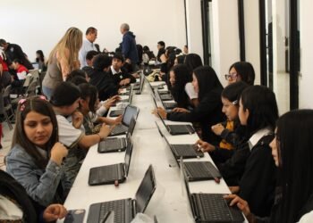 Estudiantes de secundaria escriben libro en tercera jornada de la letras