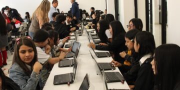 Estudiantes de secundaria escriben libro en tercera jornada de la letras