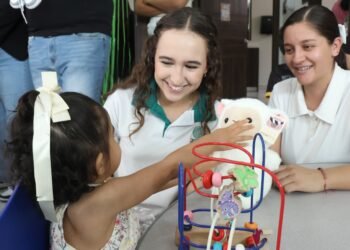 Lleva alegría Cobach con peluches y cuentos a pacientes de Shriners Children’s Chihuahua