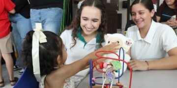 Lleva alegría Cobach con peluches y cuentos a pacientes de Shriners Children’s Chihuahua