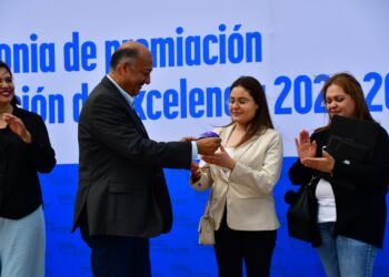 Entrega Gobierno vehículo a ganadora del programa “Generación de excelencia 2025”